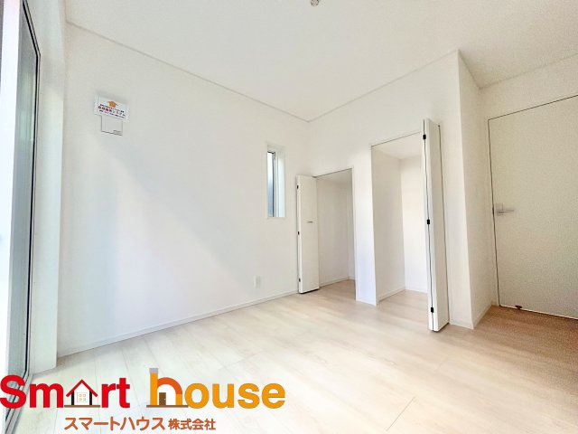 【洋室】 | 綾瀬市上土棚北　新築1棟 | 大きな窓からたっぷりの日差しが降り注ぐ明るい室内です。気持ちの良い朝日を受けて、目覚めの良い健康的な朝を迎えられそうです。 