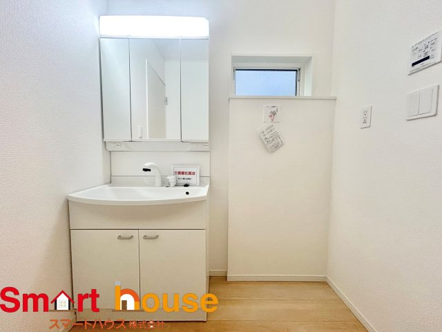 【独立洗面台】 | 綾瀬市上土棚北　新築1棟 | ゆとりの洗面スペースで朝の身支度も快適スムーズに。３面鏡で髪のセットやお化粧もストレスなくこなせ、朝から気分良く通勤通学に向かえそうですね！鏡の裏にはたっぷりと収納スペースを標準装備！