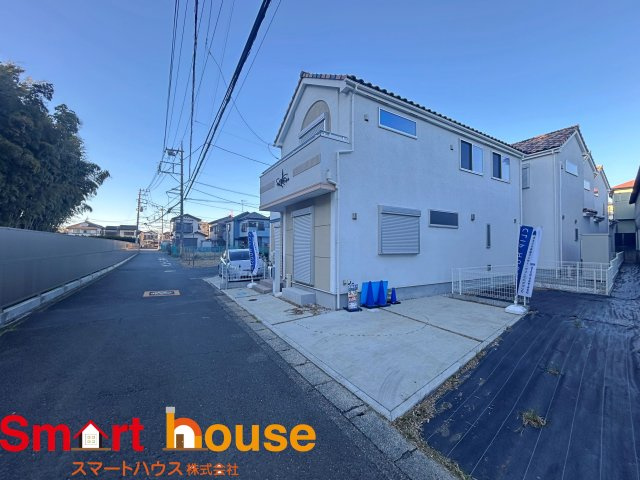 綾瀬市上土棚中　1棟の前面道路含む現地写真|オシャレな外観は、人の目を引くだけではなく自慢したくなりますね！植木を置いたりアレンジは、自由です。自分の好みに仕上げましょう♪