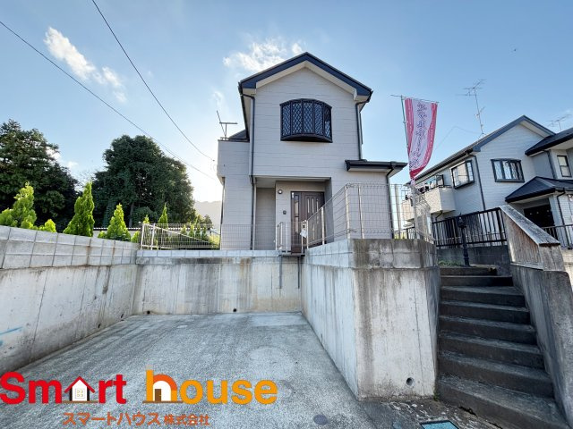 愛川町半原　中古1棟　並列2台駐車可！の外観|外壁が周囲の街並みと青空に生えるお洒落な仕上がり！周囲には高い建物のないエリア。青い空が大きく感じますね。