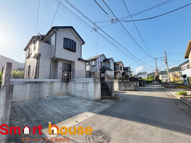 愛川町半原　中古1棟　並列2台駐車可！の前面道路含む現地写真|お住まいの前面道路が広いと駐車が楽になり、陽当たりも遮られないので明るく居心地の良いお家になります♪