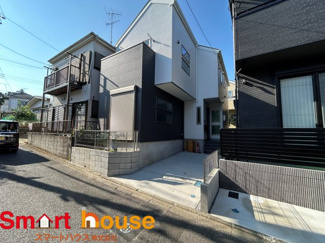 【前面道路含む現地写真】 | お住まいの前面道路が広いと駐車が楽になり、陽当たりも遮られないので明るく居心地の良いお家になります♪