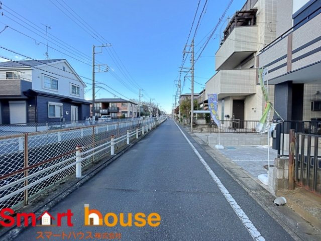 新築1棟　厚木市妻田西の前面道路含む現地写真|お住まいの前面道路が広いと駐車が楽になり、陽当たりも遮られないので明るく居心地の良いお家になります♪