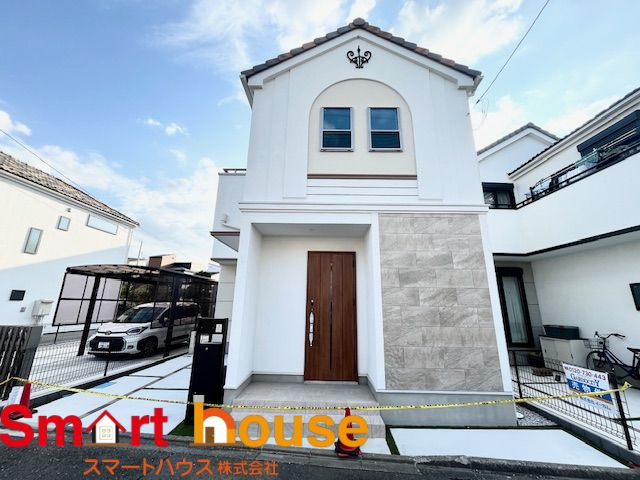 相模原市中央区　小山2丁目の外観|外壁が周囲の街並みと青空に生えるお洒落な仕上がり！周囲には高い建物のないエリア。青い空が大きく感じますね。