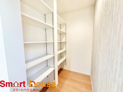 【収納】 | 伊勢原市第2高森　新築1棟 | 食品や食器などを収納できるパントリー。もちろんそれ以外にも、普段はあまり使わない調理器具をしまうなど、その使い勝手は多様。入りきらない調味料類や、備蓄庫として機能性と見た目にも優れた有能な収納です！