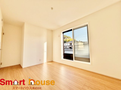 【洋室】 | 伊勢原市第2高森　新築1棟 | 家族一人ひとりの大切なプライベート空間。趣味に合わせて使って頂けるようシンプルに仕上げてあります。暮らし心地を大きく左右する収納を、適材適所に配置し使い勝手を考慮しました。