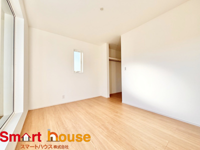 【洋室】 | 伊勢原市第2高森　新築1棟 | 広々とした居住空間は日々の暮らしを彩り、心のやすらぎと満足感を与えてくれます。通風と採光を考慮した設計は子供たちはのびのび育ち、家族でくつろぎと団らんを生み出します。