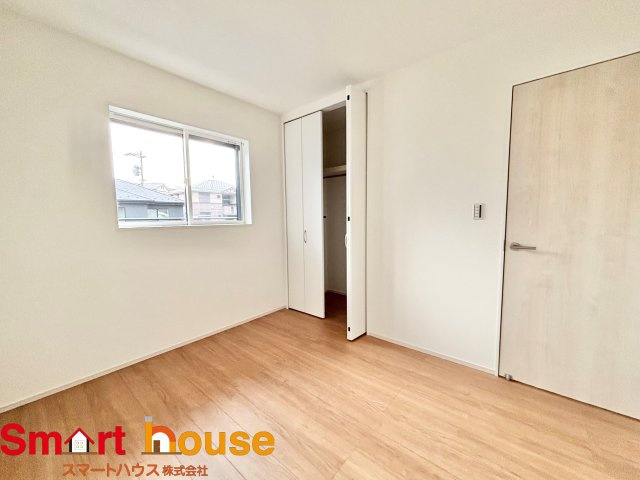 【洋室】 | 伊勢原市第2高森　新築1棟 | 大きな窓からたっぷりの日差しが降り注ぐ明るい室内です。気持ちの良い朝日を受けて、目覚めの良い健康的な朝を迎えられそうです。 