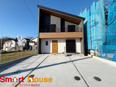 【外観】 | 伊勢原市第2高森　新築1棟 | 外壁が周囲の街並みと青空に生えるお洒落な仕上がり！周囲には高い建物のないエリア。青い空が大きく感じますね。