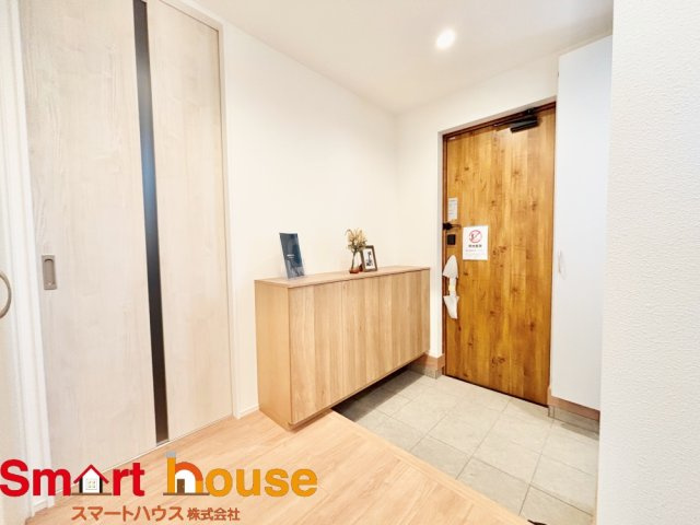 【玄関】 | 伊勢原市第2高森　新築1棟 | 住む人も来客も入った瞬間にワクワクさせてくれるオシャレな玄関♪
収納もたっぷりあるので、靴がたくさんあっても安心！
気持ちの良い朝は、毎日ここからスタートしていきます♪