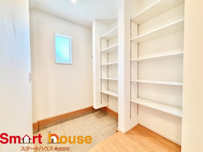 【玄関】 | 伊勢原市第2高森　新築1棟 | 大型のシューズボックスがあるだけで靴を収集している方も大家族でも安心！
置きっぱなしの靴を収納できるので玄関がスッキリ！