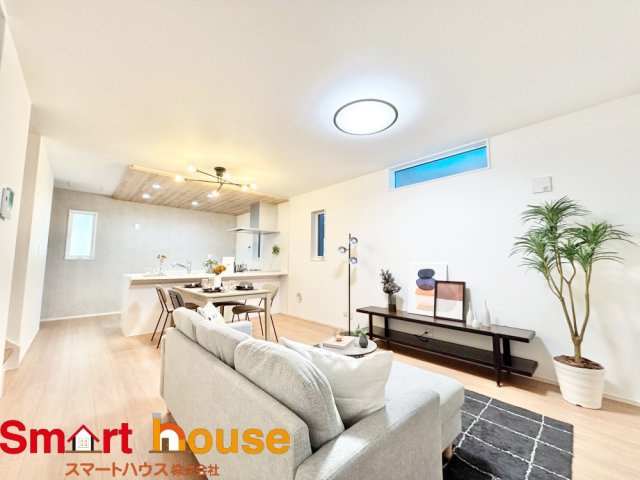 【居間・リビング】 | 伊勢原市第2高森　新築1棟 | 忙しい朝もしっかり家族が揃って食事をして頂けるゆとりある大きさのダイニングスペース。奥様が作る手料理をたくさん並べて頂き、テーブルで囲む健やかな食事の時間を存分に愉しんで下さい。 