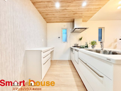 【キッチン】 | 伊勢原市第2高森　新築1棟 | 幅広いキッチンに冷蔵庫、カップボードなどを設置しても楽々と料理できます！
スペースにゆとりがあると気持ちもいいですね♪