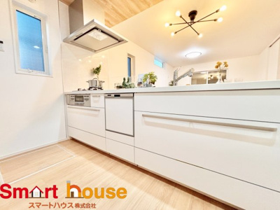 【キッチン】 | 伊勢原市第2高森　新築1棟 | ダイニングからワークスペースを見渡せる、見せるキッチン。ダイニングとの空間のつながりが、スペースのゆとりを生み出します♪