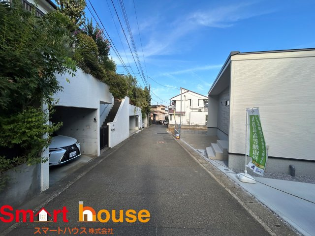 川崎市麻生区東百合丘1丁目　平屋1棟の前面道路含む現地写真|お住まいの前面道路が広いと駐車が楽になり、陽当たりも遮られないので明るく居心地の良いお家になります♪