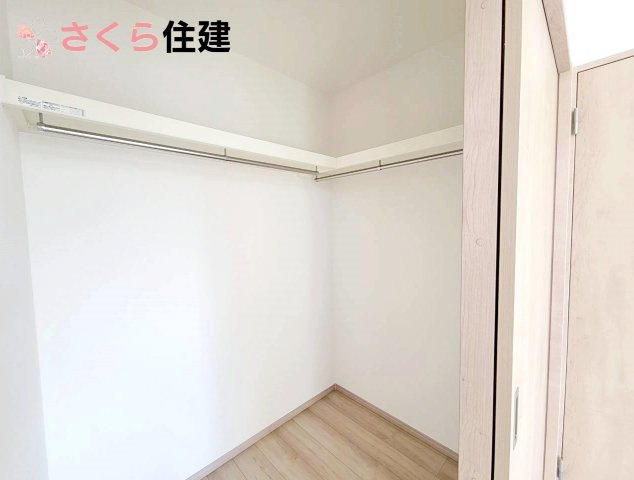 ハートフルタウン鹿沼市栄町1丁目19番　A号棟の内観：施工例|同社施工物件の写真です。３面鏡の裏にはたっぷりと収納スペースを完備					
