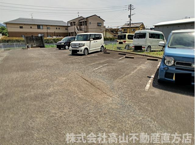 フローラルハイムⅢの駐車場