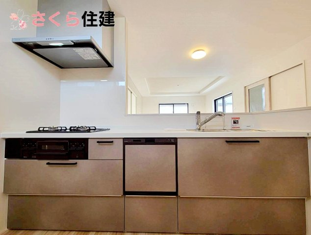 宇都宮市鶴田町27期　1号棟のキッチン|3口コンロ、ビルトイン食洗器、浄水付き水栓など充実の設備が揃っています◎