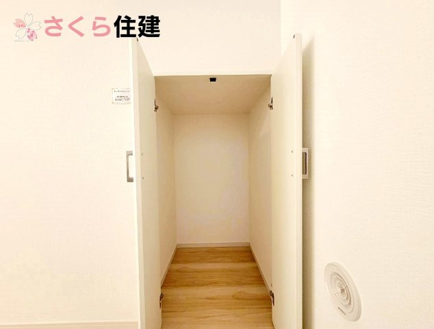 宇都宮市鶴田町27期　1号棟の収納|階段下を有効活用したキッチン収納