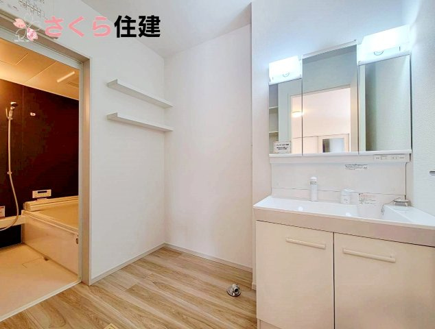 宇都宮市鶴田町27期　1号棟の洗面所|明るい洗面スペースで朝の身支度も快適に♪３面鏡の裏にはたっぷりと収納を完備