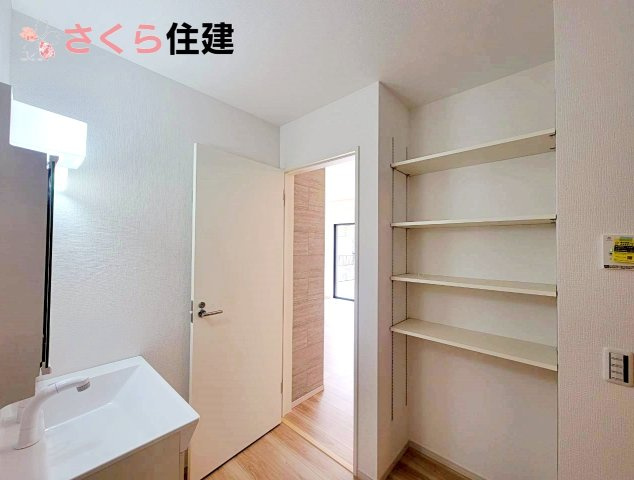 宇都宮市鶴田町27期　1号棟の脱衣所|備え付けの可動棚付きです