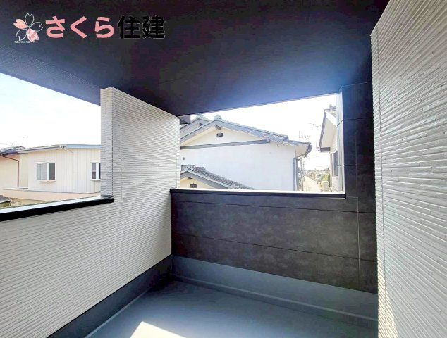 宇都宮市鶴田町27期　1号棟のバルコニー|インナーバルコニーは突然の雨でもお洗濯の心配はありません。