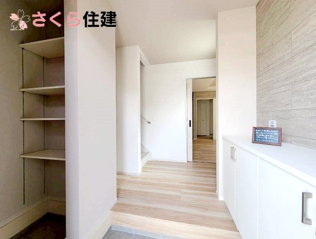 宇都宮市鶴田町27期　1号棟の玄関|家族全員分の靴も収納可能な大容量の玄関収納。