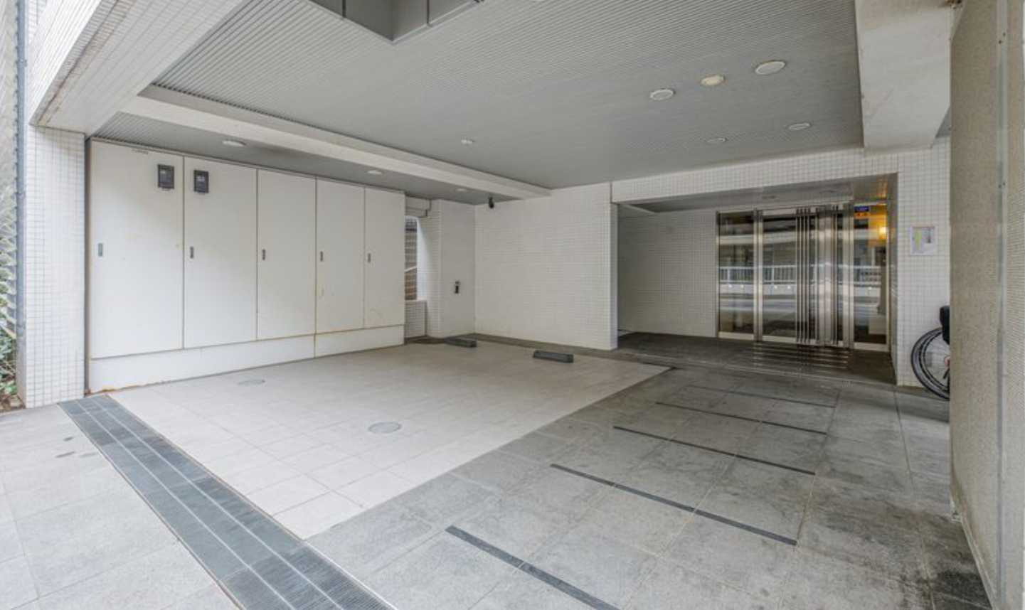 ミリアレジデンス桜新町　敷金０　礼金０　ペット相談のエントランス