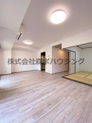 【居間・リビング】 | 　PHOENIX COURT 交野Ⅰ | こちらのリビングで趣味の時間をお楽しみください