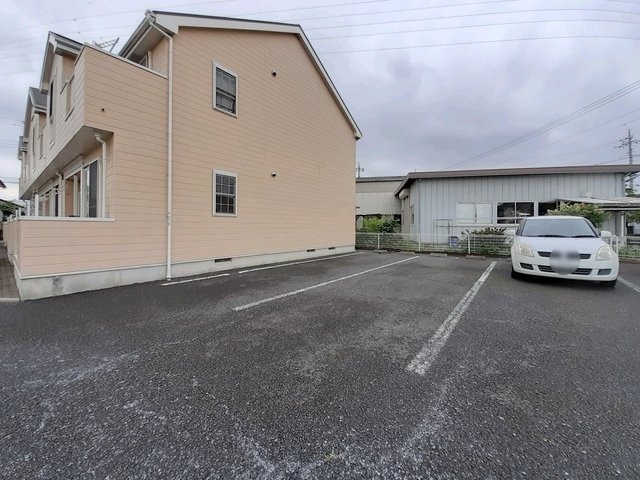 シャンブル・エイトの駐車場|車をお持ちの方に嬉しい駐車場付きの物件です