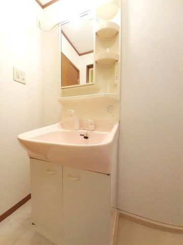 シャンブル・エイトの洗面所|ゆったりとスペースのある洗面所