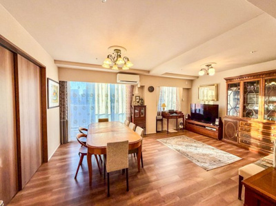 【居間・リビング】 | ブランズタワー梅田Ｎｏｒｔｈ | バルコニーに面した明るくゆったりとしたLDKは約２１．６帖♪