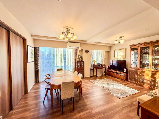 【居間・リビング】 | ブランズタワー梅田Ｎｏｒｔｈ | バルコニーに面した明るくゆったりとしたLDKは約２１．６帖♪