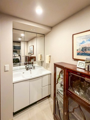 【洗面所】 | ブランズタワー梅田Ｎｏｒｔｈ | 洗面室には　三面鏡付洗面化粧台やリネン庫等が有便利♪