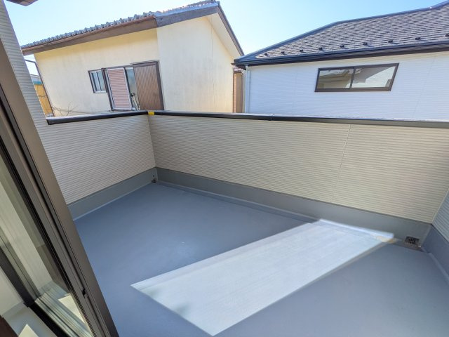 守谷市松ケ丘5期　新築戸建　1号棟のバルコニー|洗濯物も布団もまとめて干せるワイド設計。
広々としたワイドバルコニーで、家事の効率が上がり、日々の暮らしが快適になります。