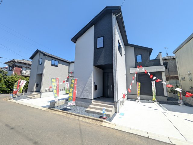 守谷市松ケ丘5期　新築戸建　1号棟の外観|現地完成済で建物や駐車場、お庭も全てご覧いただけます。
陽当たりや敷地の広さをご確認できます！
本日のご見学も可能です♪
お気軽にお電話またはお問い合わせください。