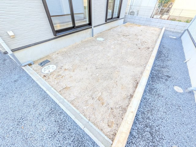 守谷市松ケ丘5期　新築戸建　1号棟の庭|リビングに明るい光を届ける広々とした南庭。
お子様の遊び場やペットのスペースとしても最適です。
室内外で心地よい暮らしが叶います。
