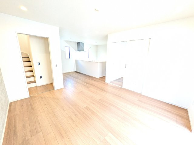 守谷市松ケ丘5期　新築戸建　1号棟の居間・リビング|居心地の良いデザインと機能性を両立。ご友人を招いたり、趣味を楽しんだり、様々なシーンで活躍する団らんの中心地です。