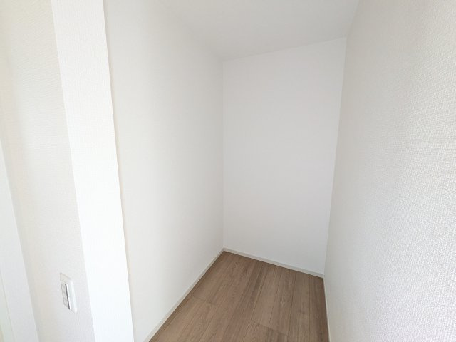 守谷市松ケ丘5期　新築戸建　1号棟の内装|窓付きで明るい階段は、手すり付きでお子様からご年配の方まで安心して上り下りができます♪