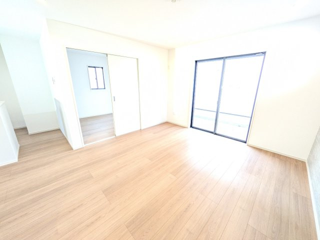 守谷市松ケ丘5期　新築戸建　1号棟の居間・リビング|家族の会話が自然と弾む、広々としたゆとりのLDK。南向きの窓からたっぷりの光が射し込む明るく快適な空間です。