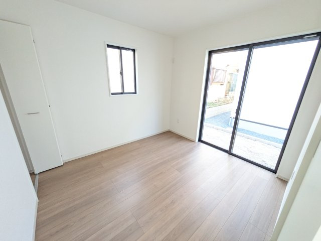 守谷市松ケ丘5期　新築戸建　1号棟の洋室|リビングと繋がる多目的スペース。引き戸を開ければ広々LDK、閉じれば客間や書斎、お子様の遊び場に早変わりします。日当たりも良好です♪
