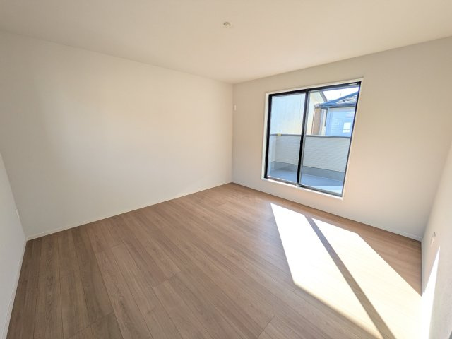 守谷市松ケ丘5期　新築戸建　1号棟の洋室|バルコニーに面した２面採光で明るく開放的な洋室です。
デザイン性の高いアクセントクロスで、落ち着いた雰囲気を演出。収納力たっぷりのWIC完備で、室内をすっきりと保てます♪