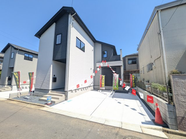 守谷市松ケ丘5期　新築戸建　２号棟の外観|現地完成済で建物や駐車場、お庭も全てご覧いただけます。
陽当たりや敷地の広さをご確認できます！
本日のご見学も可能です♪
お気軽にお電話またはお問い合わせください。