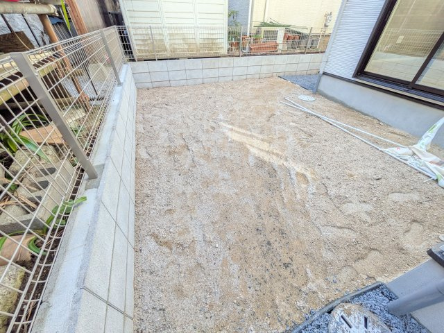 守谷市松ケ丘5期　新築戸建　２号棟の庭|リビングに明るい光を届ける広々とした南庭。
お子様の遊び場やペットのスペースとしても最適です。
室内外で心地よい暮らしが叶います。