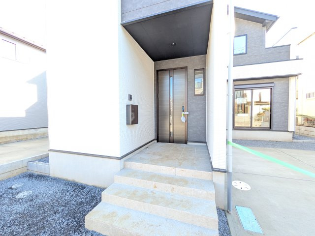 守谷市松ケ丘5期　新築戸建　２号棟の玄関|お洒落な玄関ドアと洗練された外壁デザイン。家の顔にふさわしい上質な佇まいで、ご家族やお客様を迎えます。