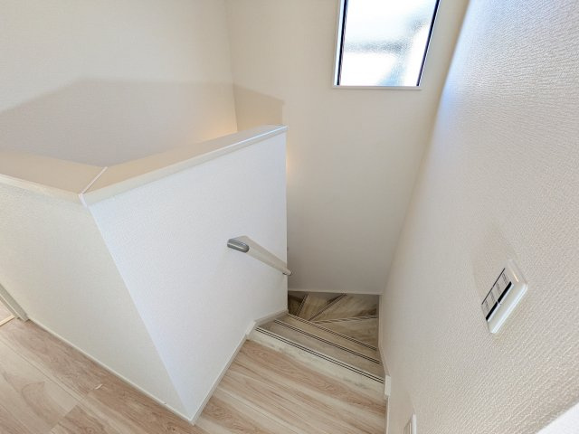 守谷市松ケ丘5期　新築戸建　２号棟の内装|窓付きで明るい階段は、手すり付きでお子様からご年配の方まで安心して上り下りができます♪