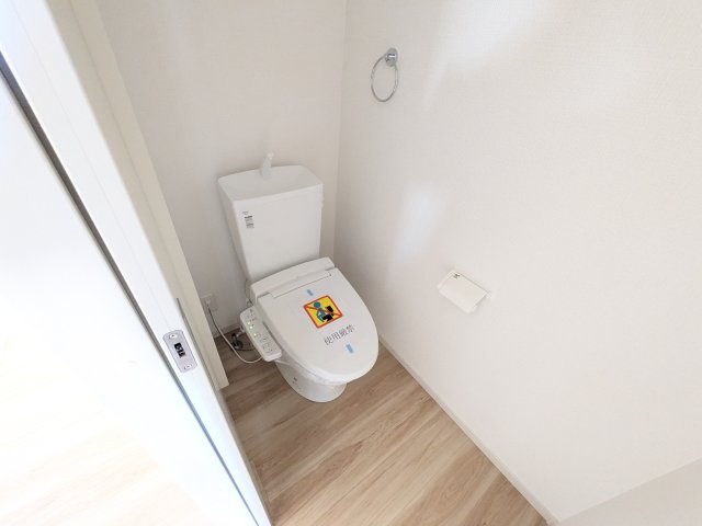 守谷市松ケ丘5期　新築戸建　２号棟のトイレ|高い節水性能で、水道代を大幅にカット。環境とお財布に優しく、家計をしっかりサポートします。
もちろん温水洗浄便座付きです♪