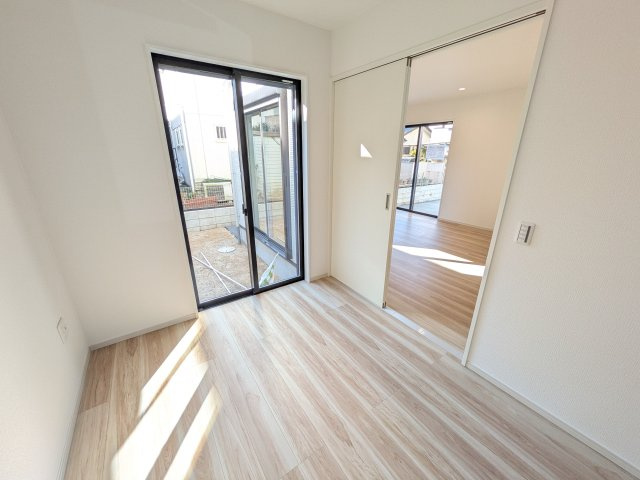 守谷市松ケ丘5期　新築戸建　２号棟の洋室|リビングと繋がる多目的スペース。引き戸を開ければ広々LDK、閉じれば客間や書斎、お子様の遊び場に早変わりします。日当たりも良好です♪