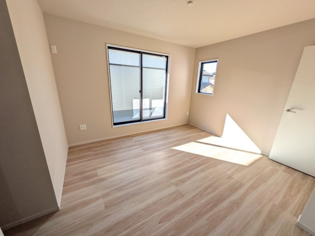 守谷市松ケ丘5期　新築戸建　２号棟の洋室|バルコニーに面した２面採光で明るく開放的な洋室です。
デザイン性の高いアクセントクロスで、落ち着いた雰囲気を演出。収納力たっぷりのWIC完備で、室内をすっきりと保てます♪