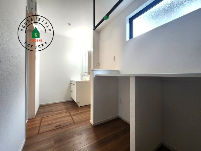 大野城市乙金東1丁目台1-2棟（2号棟）の内観：施工例|ゆとりの洗面スペースで朝の身支度もスムーズに。暮らしを快適に変えるシャワー付洗面台です！